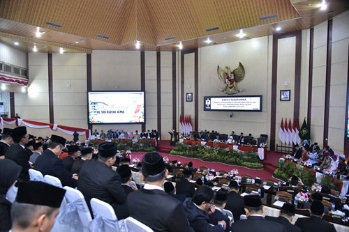 Para anggota DPRD Kota Medan, Forkopimda dan undangan menghadiri prosesi pelantikan.