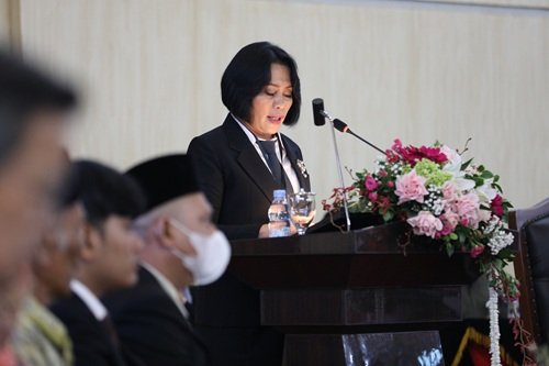 Pelaksana Tugas (Plt) Sekretaris DPRD Kota Medan, Erisda Hutasoit, S.E., M.S.P yang membacakan Surat Keputusan (SK) dari Gubernur Sumatera Utara, Muhammad Bobby Afif Nasution, Nomor: 188.44/461/KPTS/2026 tentang Peresmian Pemberhentian dan Pengangkatan Pengganti Pimpinan DPRD Kota Medan Masa Jabatan 2024-2029. 