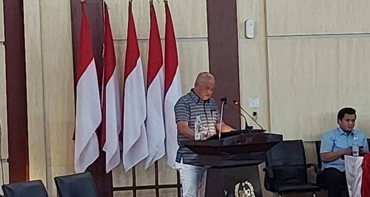 Robi Barus menyampaikan kritik dalam pengesahan APBD Pemko Medan 2025. (www.kitamedan.com/ist)