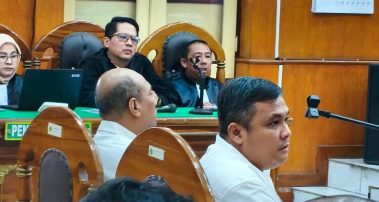 Terdakwa Topan Obaja Putra Ginting dan Rasuli Efendi Siregar saat mendengar putusan yang dibacakan majelis hakim PN Medan. (Ist)