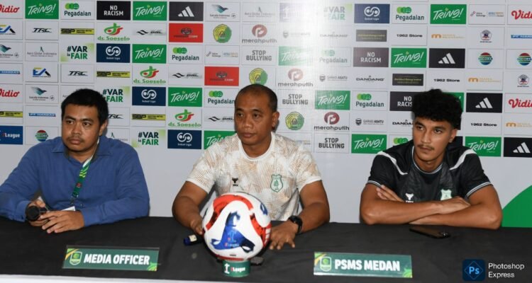 Pelatih PSMS Medan Eko Purdjianto didampingi dua punggawanya temu pers jelang menghadapi Persekat Tegal. (PSMS Medan Dok)