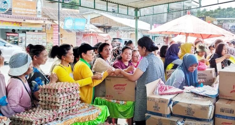 Suasana Program Gerakan Pangan Murah yang digelar Pemerintah Kabupaten Simalungun melalui Dinas Ketahanan Pangan dan Perikanan (Dishanpangkan) diserbu warga di Kota Wisata Parapat, Kecamatan Girsang Sipangan Bolon, Jumat (20/2/2026). Foto: Dokumen Dinas Kominfo Simalungun