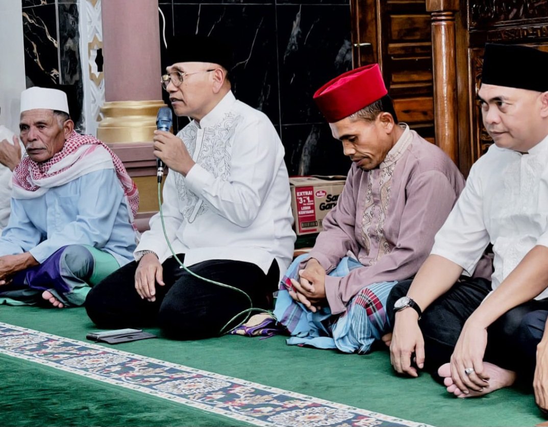 Bupati Simalungun Anton Achmad Saragih saat menghadiri tarawih di Masjid Taqwa, Nagori Limag, Kecamatan Raya, Jumat (20/2/2026). Foto: dokumen Dinas Kominfo Simalungun