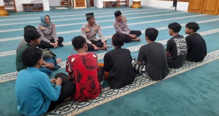 Personel Polres Depok membina remaja terlibat tawuran. Mereka masuk ke dalam program pesantren kilat. (Foto/Detik.com)