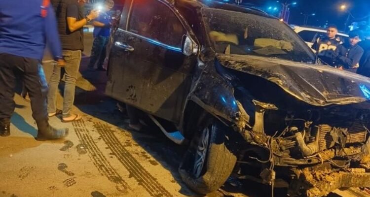 Mobil dinas yang dikendarai anak pejabat di Mamuju ringsek usai menghantam warung. (Ist)