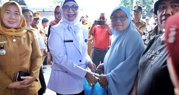 Ketua TP PKK Simalungun Darmawati saat di sela sela acara Gerakan Pangan Murah. Foto: dokumen Dinas Kominfo Simalungun