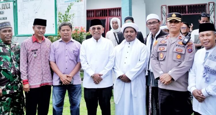 Bupati Simalungun Anton Achmad Saragih usai melaksanakan Salat Jumat perdana di Masjid Al Ikhlas yang masih dalam tahap pembangunan di Nagori Maligas Tongah, Kecamatan Tanah Jawa, Jumat (27/3/2026). Foto: Dinas Kominfo SimalungunUsai melaksanakan Salat Jumat perdana di Masjid Al Ikhlas yang masih dalam tahap pembangunan di Nagori Maligas Tongah, Kecamatan Tanah Jawa, Jumat (27/3/2026),