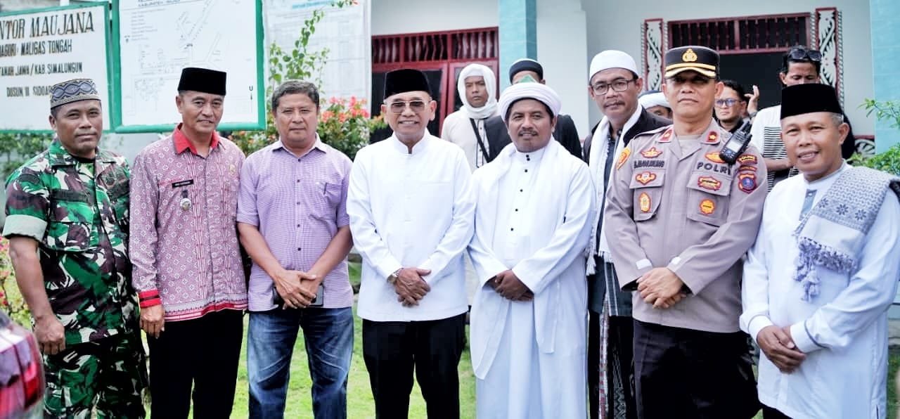 Bupati Simalungun Anton Achmad Saragih usai melaksanakan Salat Jumat perdana di Masjid Al Ikhlas yang masih dalam tahap pembangunan di Nagori Maligas Tongah, Kecamatan Tanah Jawa, Jumat (27/3/2026). Foto: Dinas Kominfo SimalungunUsai melaksanakan Salat Jumat perdana di Masjid Al Ikhlas yang masih dalam tahap pembangunan di Nagori Maligas Tongah, Kecamatan Tanah Jawa, Jumat (27/3/2026), Bupati Simalungun Anton Achmad Saragih usai melaksanakan Salat Jumat perdana di Masjid Al Ikhlas yang masih dalam tahap pembangunan di Nagori Maligas Tongah, Kecamatan Tanah Jawa, Jumat (27/3/2026). Foto: Dinas Kominfo SimalungunUsai melaksanakan Salat Jumat perdana di Masjid Al Ikhlas yang masih dalam tahap pembangunan di Nagori Maligas Tongah, Kecamatan Tanah Jawa, Jumat (27/3/2026),