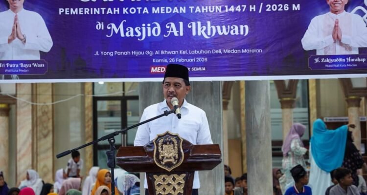 Staf Ahli Bidang Kemasyarakatan dan Sumber Daya Manusia Setda Kota Medan, Adlan saat mewakili Wali Kota dalam Safari Ramadan di Masjid Al Ikhwan. (Kominfo Medan Dok)