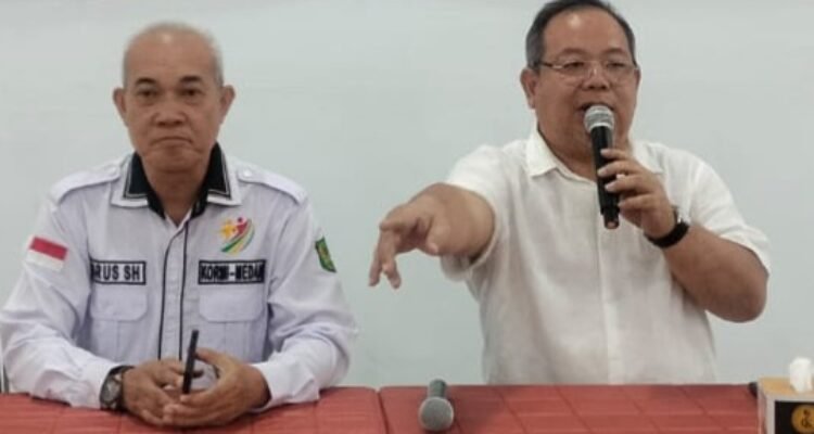 Ketua Kormi Medan Idrus Djunaidi (kemeja lengan panjang) didampingi Sekretaris Benny Hidayat Pane memimpin rapat pleno pengurus di Aula Rakhan Kopi, Jalan Gagak Hitam, Medan Sunggal, Jumat (27/2/2026). Foto: IST