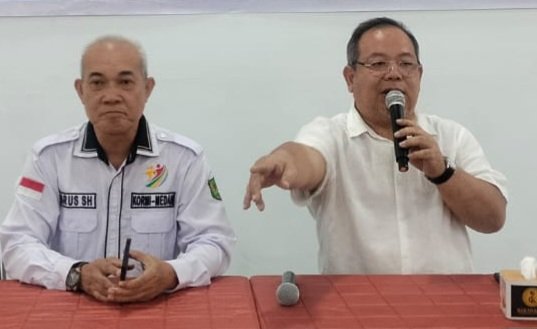 Ketua Kormi Medan Idrus Djunaidi (kemeja lengan panjang) didampingi Sekretaris Benny Hidayat Pane memimpin rapat pleno pengurus di Aula Rakhan Kopi, Jalan Gagak Hitam, Medan Sunggal, Jumat (27/2/2026). Foto: IST