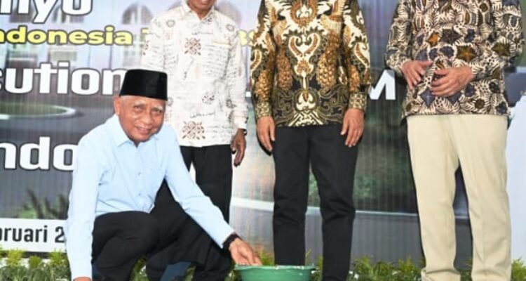 Wagub Surya bersama Rektor UMSU Agussani melakukan peletakan baru pertama pembangunan mesjid KH Ahmad Dahlan di Kampus Terpadu UMSU Jalan Dwikora VI Desa Saentis, Percut Seituan Deliserdang. (Kominfo Sumut Dok)