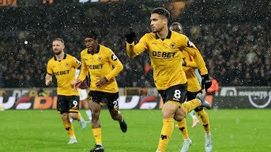 Pemain Wolves melakukan selebrasi usai mencetak gol ke gawang Aston Villa dalam lanjutan Liga Inggris, Sabtu (28/2/2026). Dalam laga itu Wolves menang 2-0. Foto: Reuters