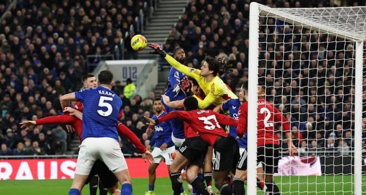 Penjaga gawang Manchester United berusaha menghalau bola dari serangan pemain Everton. Dalam pertandingan itu Manchester United menang 1-0 Foto: Reuters