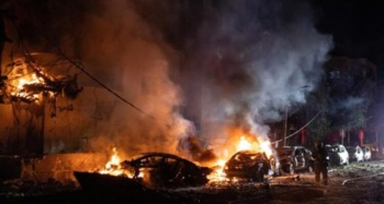 Laporan media lokal menyebut satu orang dinyatakan tewas akibat luka parah yang diderita dalam serangan rudal Iran di Tel Aviv, Israel. (Foto/Reuters)