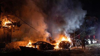 Laporan media lokal menyebut satu orang dinyatakan tewas akibat luka parah yang diderita dalam serangan rudal Iran di Tel Aviv, Israel. (Foto/Reuters)