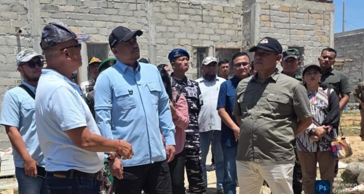 Bobby Nasution turun langsung memastikan pembangunan hunian tetap bagi warga terdampak bencana berjalan sesuai rencana. (Kominfo Sumut Dok)