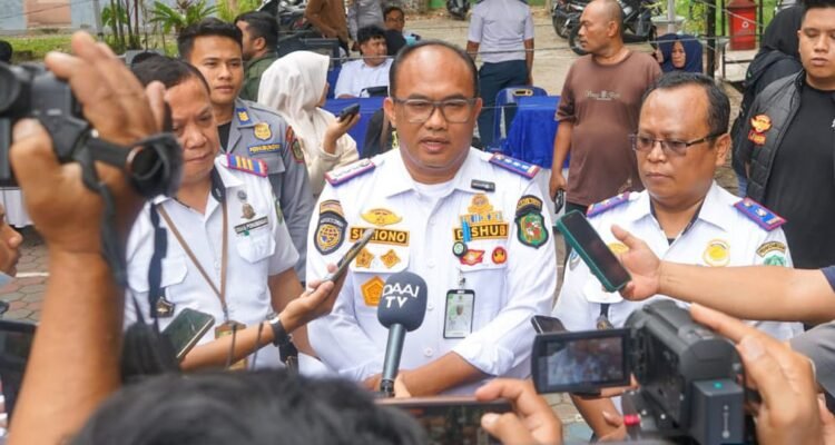 Plt Kadis Perhubungan Medan Suriono berikan keterangan persnya pada wartawan. (Kominfo Medan Dok)