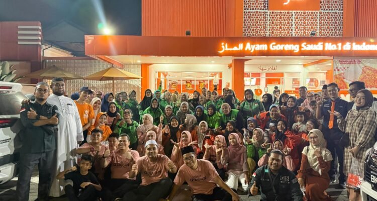 Relawan GIS berfoto bersama dengan para ojol wanita usai berbuka puasa bersama. Foto; IST