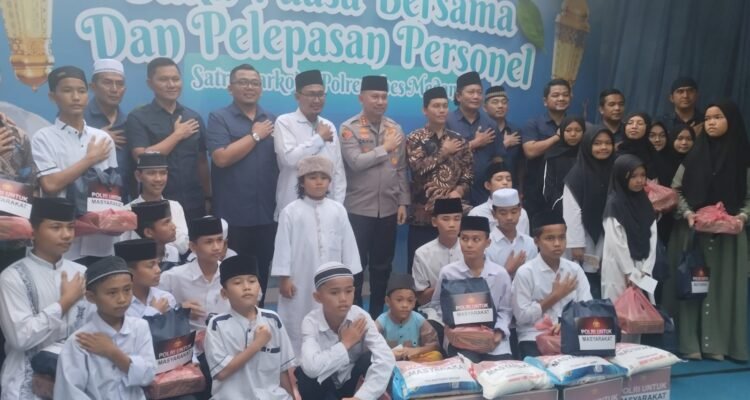 Kombes Pol Dr Jean Calvijn Simanjuntak dan mengundang anak yatim piatu dalam kegiatan buka puasa bersama. (Restabes Medan Dok)