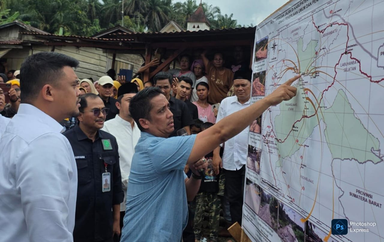 Bobby Nasution perhatikan peta jalan yang segera diperbaiki di Paluta. (kitamedan.com)