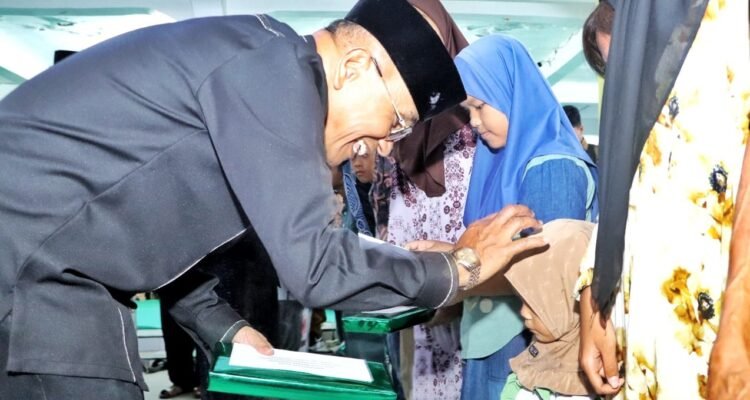 Bupati Simalungun Anton Achmad Saragih memberikan santunan kepada anak yatim. Foto: Dinas Kominfo Simalungun