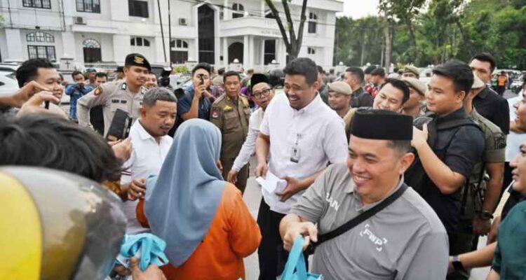 Gubernur Sumatera Utara (Sumut) Muhammad Bobby Afif Nasution membagikan tunjangan hari raya (THR) kepada masyarakat di Kota Medan, Selasa (17/3/2026). Bantuan yang diberikan berupa kebutuhan pokok (sembako) dan santunan uang tunai.