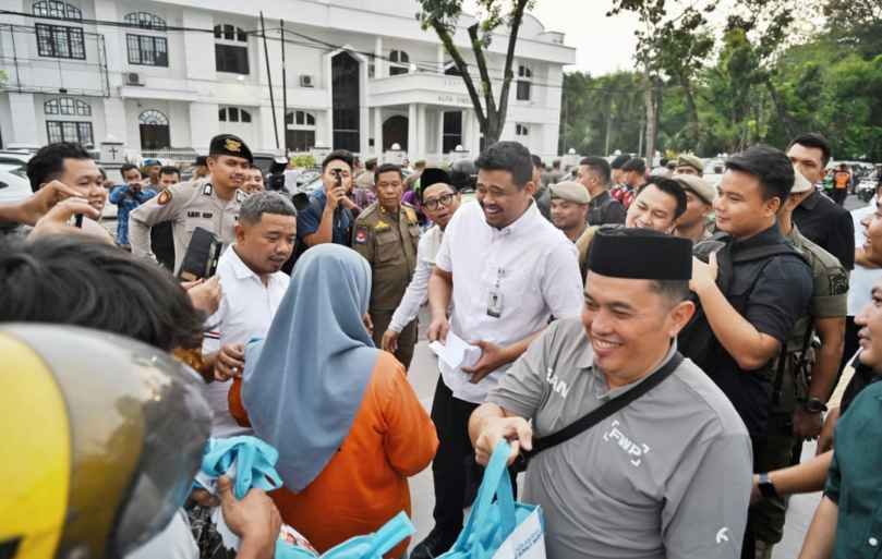 Gubernur Sumatera Utara (Sumut) Muhammad Bobby Afif Nasution membagikan tunjangan hari raya (THR) kepada masyarakat di Kota Medan, Selasa (17/3/2026). Bantuan yang diberikan berupa kebutuhan pokok (sembako) dan santunan uang tunai.