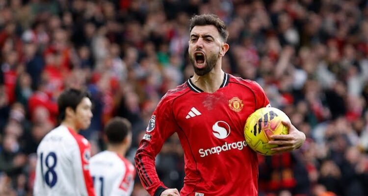 Pemain Manchester United B Fernandes meluapkan emosinya usai mencetak gol ke gawang Crystal Palace lewat titik pinalti. Dalam laga tersebut MU menang 2-1. Foto: Reuters