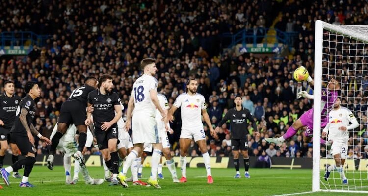 Penjaga gawang Leeds United beusaha menghalau bola serangan dari pemain Manchester City dalam laga lanjutan Liga Inggris yang berlangsung di Elland Road, Minggu (1/3/2026). Dalam laga tersebut Man City menang 1-0. Foto: Reuters