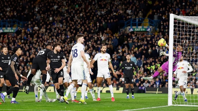 Penjaga gawang Leeds United beusaha menghalau bola serangan dari pemain Manchester City dalam laga lanjutan Liga Inggris yang berlangsung di Elland Road, Minggu (1/3/2026). Dalam laga tersebut Man City menang 1-0. Foto: Reuters