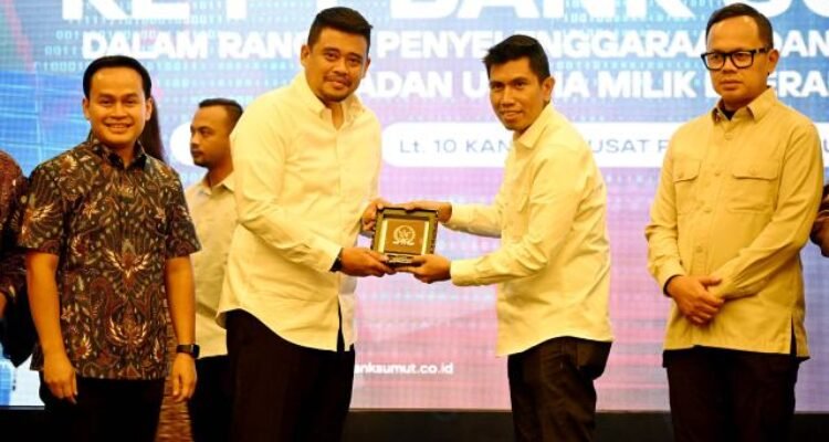 Gubernur Sumut  Muhammad Bobby Afif Nasution didamping OPD, beserta Dirut dan Komisaris Bank Sumut, dan bupati, wali kota menerima Kunjungan Kerja Spesifik Komisi II DPR RI dalam rangka penyelenggaraan dan pengawasan Badan Usaha Milik Daerah (Bank Sumut) ke Provinsi Sumatera Utara di Ballroom lantai 10 Kantor Bank Sumut Jalan Imam Bonjol No 18 Medan, Rabu (1/4/2026). Foto/Diskominfo Sumut 