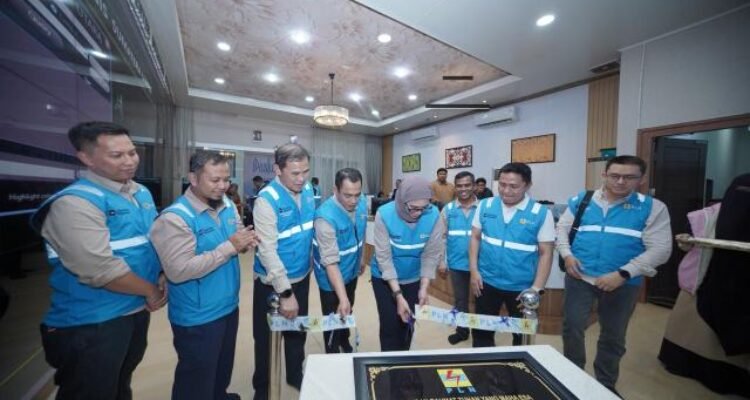 Direktur Distribusi PLN, Arsyadany G. Akmalaputri saat melakukan pengguntingan Pita tanda peresmian Disaster Recovery Center dimana DRC merupakan fasilitas baru yang dapat digunakan untuk mempercepat proses pemulihan infrastruktur pasca bencana.