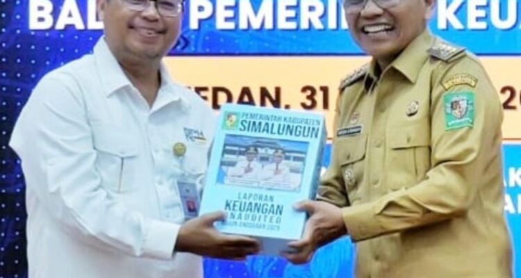 Bupati Simalungun Anton Achmad Saragih saat menyerahkan LKPD 2025