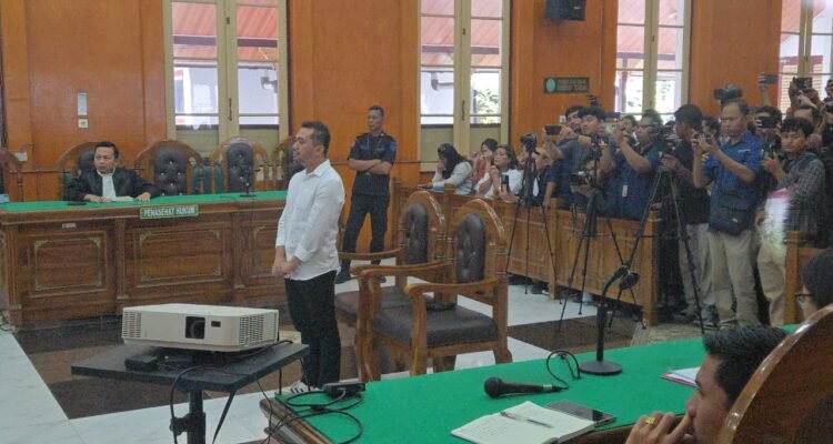 Terdakwa Amsal Sitepu dengarkan putusan hakim di PN Medan. (Ist)