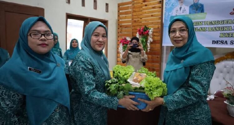 Ketua TP PKK Madina ny Yupri Astuti Saipullah Nasution di desa binaan.