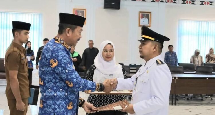 Bupati Madina H saipullah Nasution Lantik 59 pejabat eselon III dan IV.