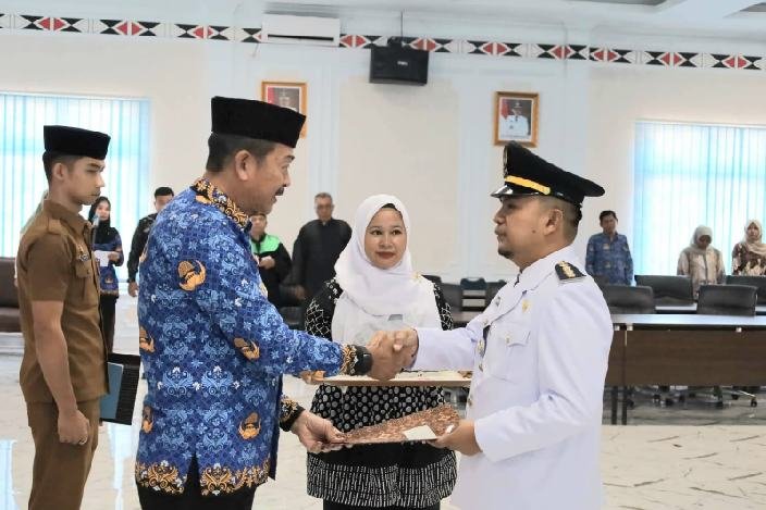 Bupati Madina H saipullah Nasution Lantik 59 pejabat eselon III dan IV.