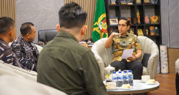 Rico Waas saat menerima audiensi Kadissyahal Kodaeral I, Kolonel Laut (P) Zul Fahmi selaku Ketua Panitia APCS 2026, di Rumah Dinas Wali Kota Medan, Kamis (2/4/2026).