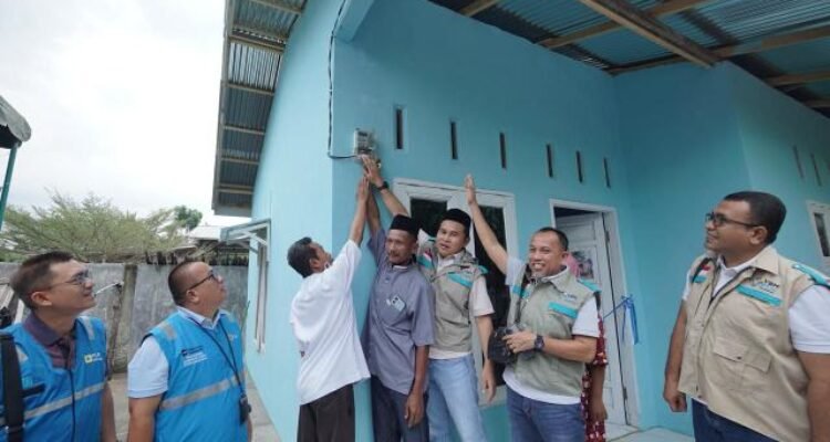 Moment penyalaan listrik dirumah pak Suranto sebagai tanda awal harapan baru untuk keluarga Suranto.