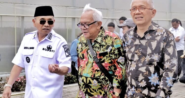 Bupati Simalungun Anton Achmad Saragih (kemeja putih) saat mengikuti rapat oertanian berbasis AI. Foto: dokumen Dinas Kominfo Simalungun