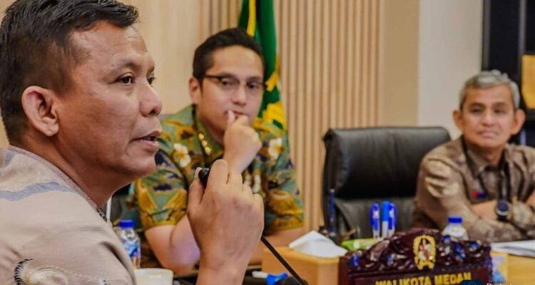 Wali Kota Medan Rico Waas rapat bahas soal penataan trotoar di sejumlah ruas jalan. (Kominfo Medan Dok)