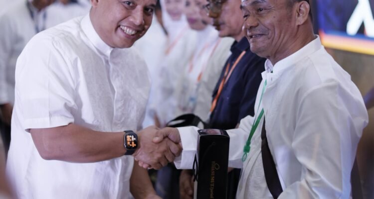 Dirut Bank Sumut Heru Mardiansyah menyalami para calon jamaah yang mengikuti manasik haji akbar Bank Sumut. Foto; IST