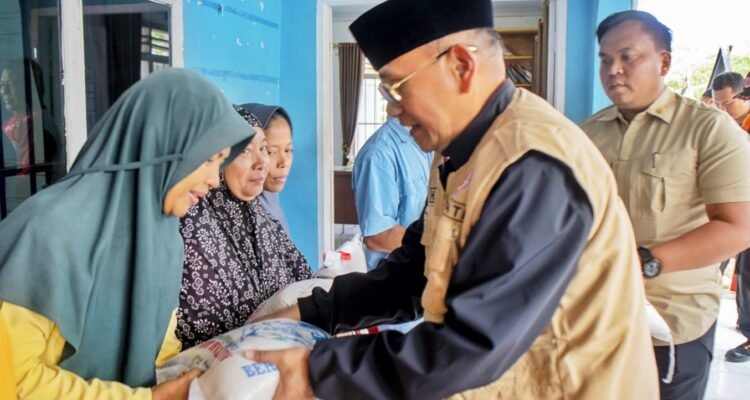 Bupati Simalungun Anton Achmad Saragih memberikan bantuan kepada warga yang terdampak angin puting beliung di Gunung Maligas. Foto; dokumen Dinas Kominfo Simalungun