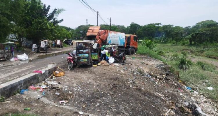 Tumpukan sampah liar yang menggunung di Jalan Inspeksi Kanal, Lingkungan 15, Kelurahan Titi Kuning.