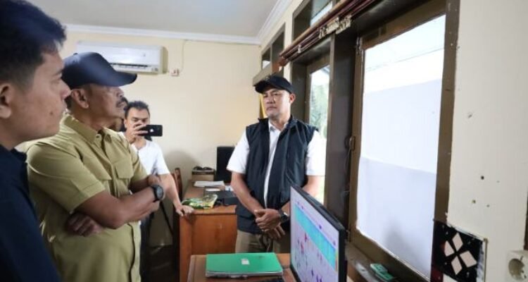 Bupati Madina H saipullah Nasution pantau aktivitas gunung Sorik Marapi di pos penjagaan.