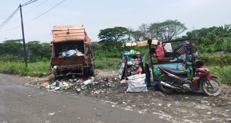 Tumpukkan sampah di kanal Titikuning, Kec Medan Johor. (Ist)