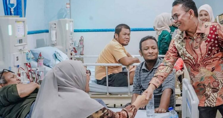 Wakil Wali Kota Medan Zakiyuddin Harahap jenguk pasien di RSUD Pirngadi dalam rangkaian Hari Ginjal Sedunia. (Kominfo Medan Dok)
