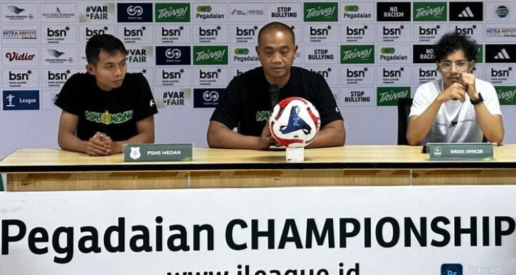 Pelatih Kepala PSMS Medan Eko Purdjianto didampingi Bhudiar berikan keterangan pers jelang menghadapi Persikad. (PSMS Medan Dok)