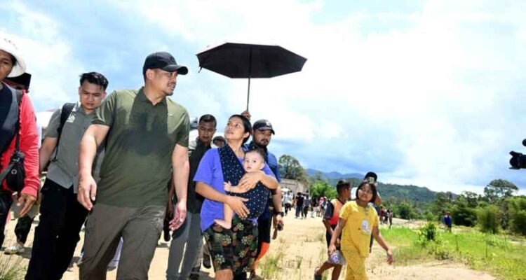 Gubernur Sumatera Utara, Bobby Nasution, saat meninjau penanganan banjir di wilayah Tapanuli Tengah.